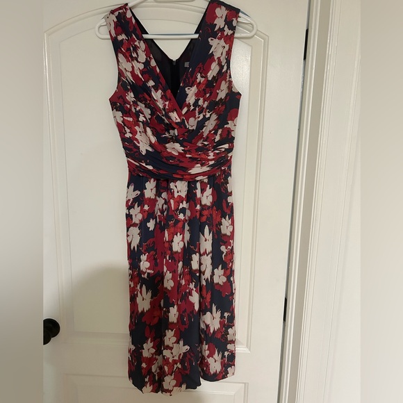 Beautiful VNeck midi dress - Picture 2 of 4